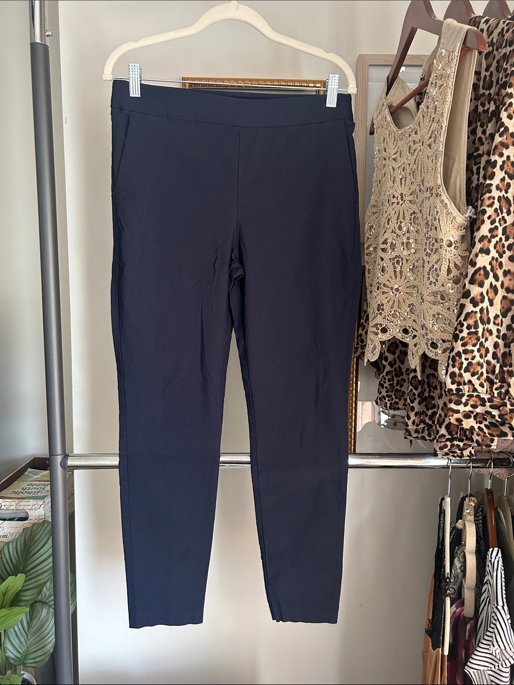 Jones NY size M fitted stretchy navy blue crop casual pants
